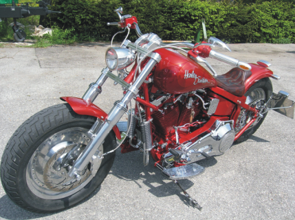 Harley-Davidson mit spezieller Lackierung im Flammendesign